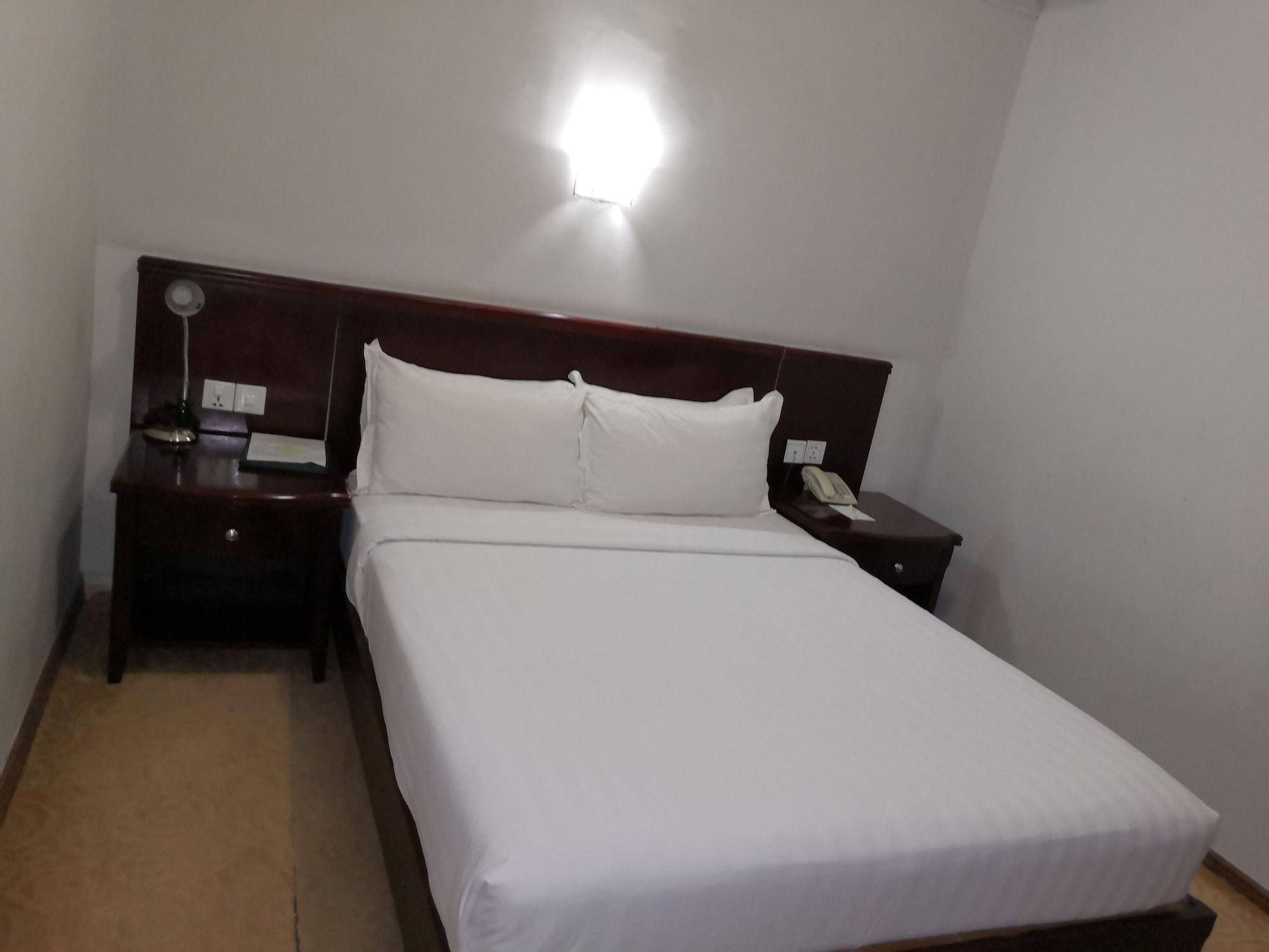 Green Leaf Hotel Янгон Экстерьер фото