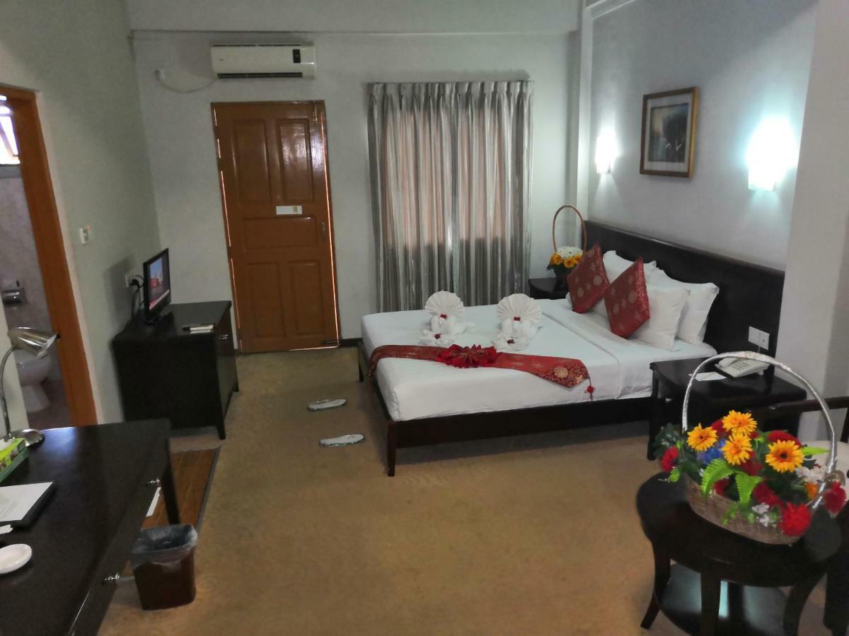 Green Leaf Hotel Янгон Экстерьер фото