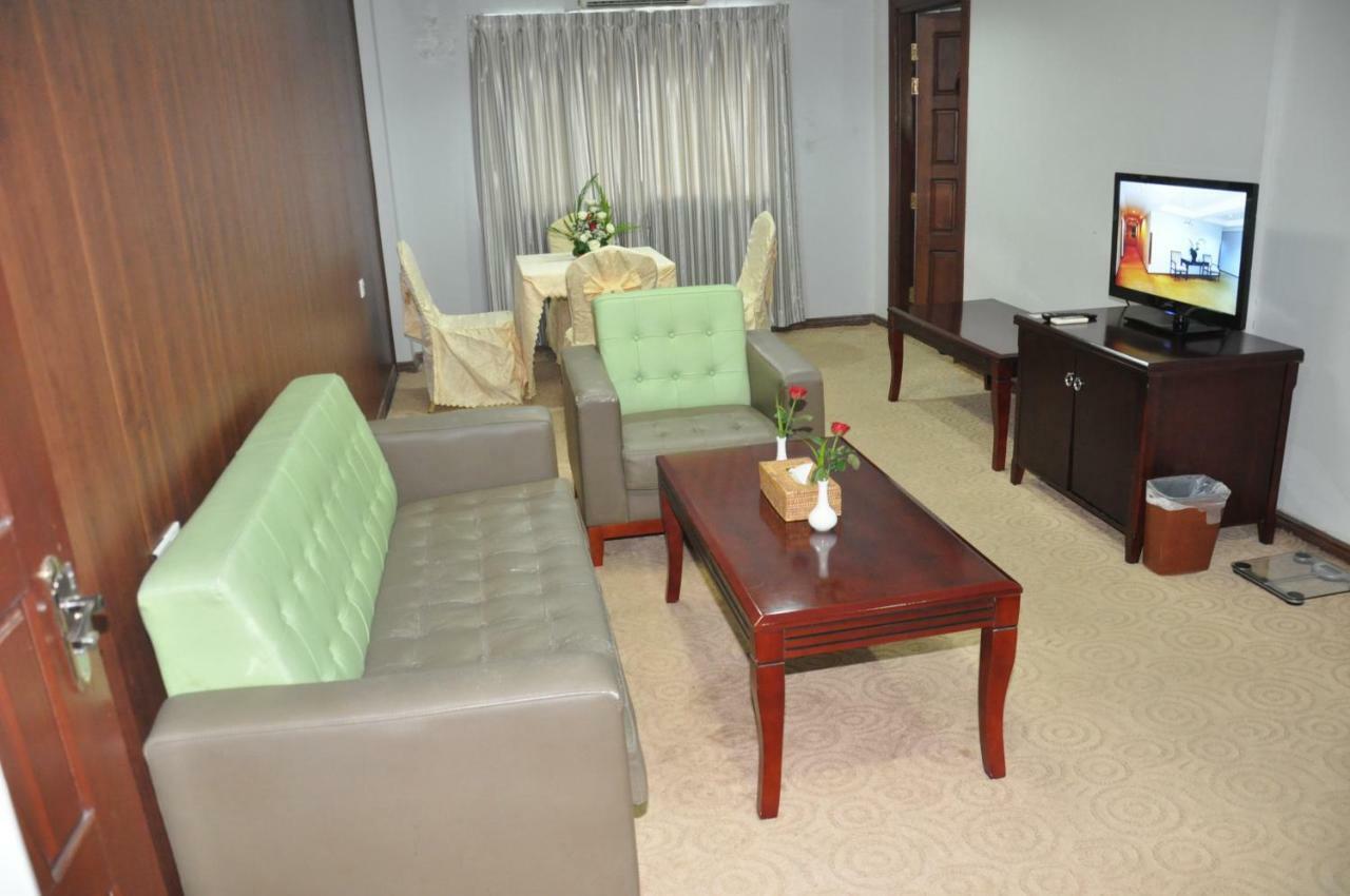 Green Leaf Hotel Янгон Экстерьер фото